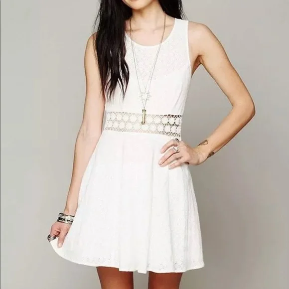 Free People Ivory Floral Daisies Dress Size 12 L Mini Cutout Taylor Swift Cute - Picture 3 of 9